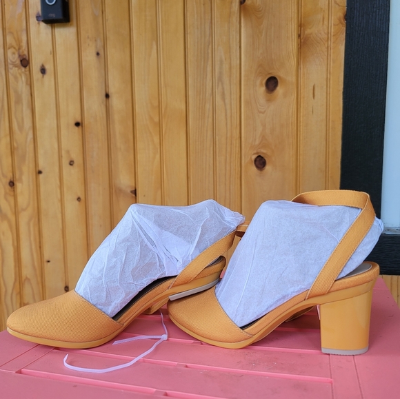 BRAND NEW COVERTIBLE HEEL TO FLAT - Picture 1 of 5